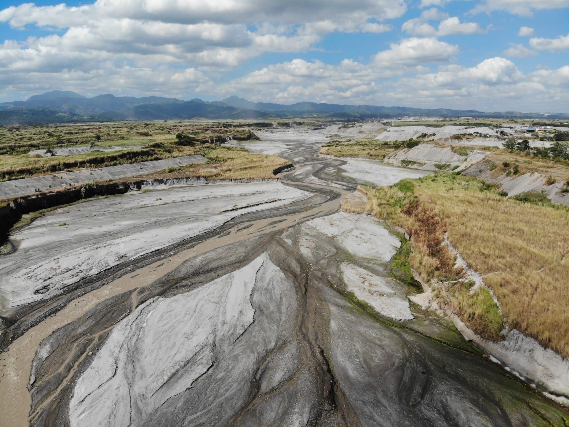網状に流れる川の空撮