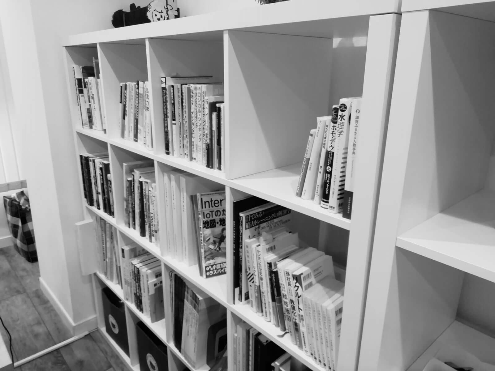 事務所の本棚(水理学・プログラミングの書籍)